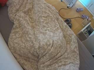 voyeurcam-julmodels-greybed-2