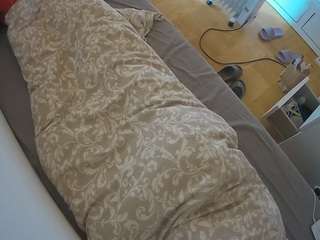 voyeurcam-julmodels-greybed-2