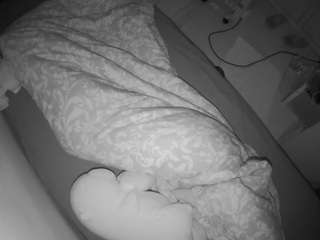 voyeurcam-julmodels-greybed-2 webcam