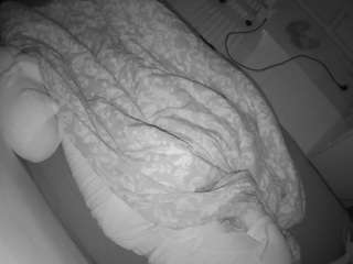 voyeurcam-julmodels-greybed-2