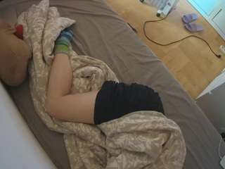 voyeurcam-julmodels-greybed-2