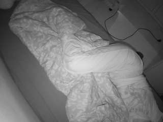 voyeurcam-julmodels-greybed-2 webcam