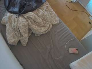 voyeurcam-julmodels-greybed-2