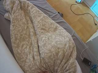 voyeurcam-julmodels-greybed-2