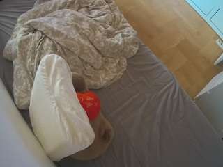 voyeurcam-julmodels-greybed-2 webcam
