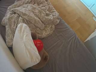 voyeurcam-julmodels-greybed-2