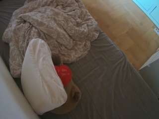 voyeurcam-julmodels-greybed-2