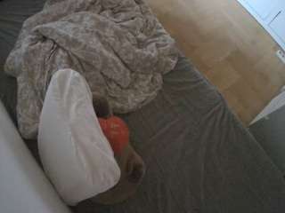 voyeurcam-julmodels-greybed-2