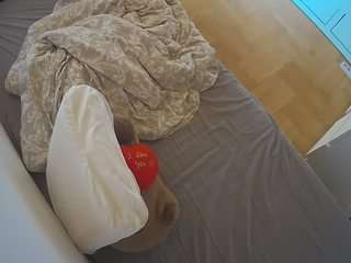 voyeurcam-julmodels-greybed-2