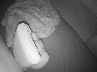 voyeurcam-julmodels-greybed-2