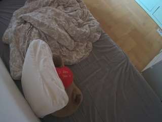 voyeurcam-julmodels-greybed-2