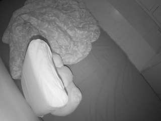 voyeurcam-julmodels-greybed-2