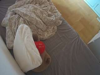 voyeurcam-julmodels-greybed-2