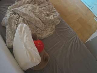 voyeurcam-julmodels-greybed-2