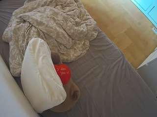 voyeurcam-julmodels-greybed-2