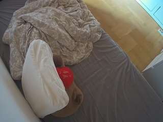 voyeurcam-julmodels-greybed-2