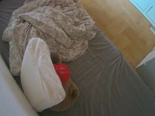voyeurcam-julmodels-greybed-2