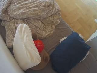 voyeurcam-julmodels-greybed-2