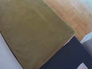 voyeurcam-julmodels-greybed-2