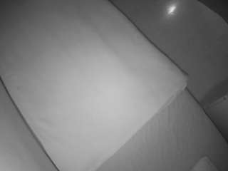 voyeurcam-julmodels-greybed-2