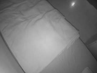 voyeurcam-julmodels-greybed-2