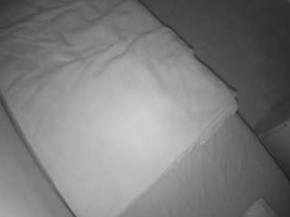voyeurcam-julmodels-greybed-2