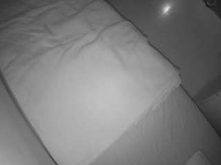 voyeurcam-julmodels-greybed-2
