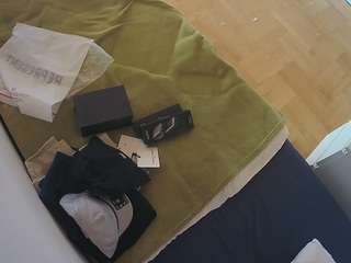 voyeurcam-julmodels-greybed-2