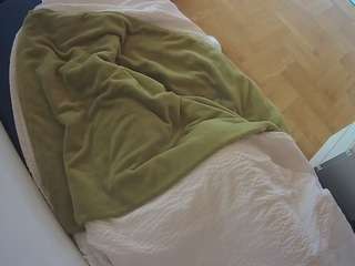 voyeurcam-julmodels-greybed-2