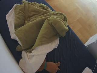 voyeurcam-julmodels-greybed-2