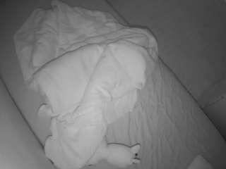 voyeurcam-julmodels-greybed-2 webcam