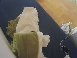 voyeurcam-julmodels-greybed-2