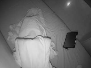 voyeurcam-julmodels-greybed-2