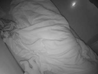 voyeurcam-julmodels-greybed-2