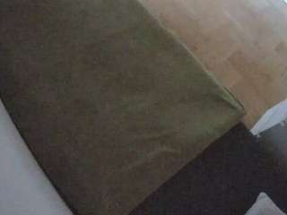 voyeurcam-julmodels-greybed-2