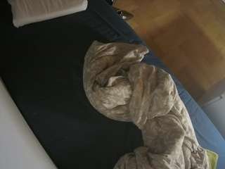 voyeurcam-julmodels-greybed-2