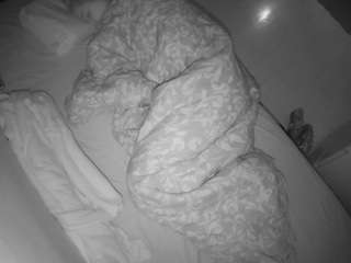 voyeurcam-julmodels-greybed-2