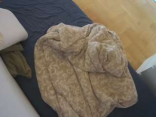 voyeurcam-julmodels-greybed-2