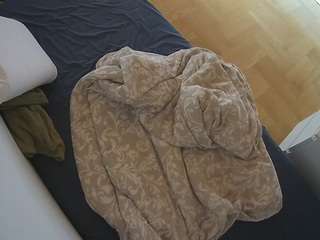 voyeurcam-julmodels-greybed-2