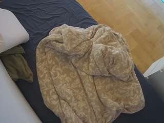 voyeurcam-julmodels-greybed-2