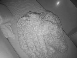 voyeurcam-julmodels-greybed-2