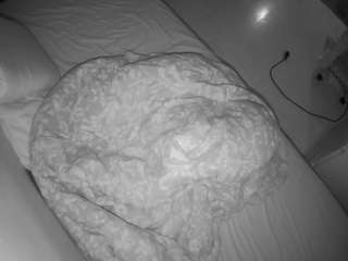 voyeurcam-julmodels-greybed-2