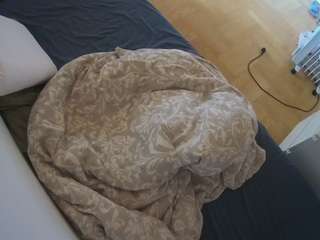 voyeurcam-julmodels-greybed-2