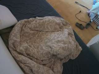 voyeurcam-julmodels-greybed-2