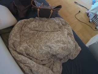 voyeurcam-julmodels-greybed-2