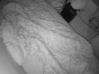 voyeurcam-julmodels-greybed-2