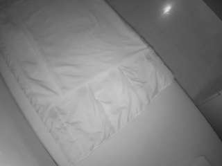 voyeurcam-julmodels-greybed-2