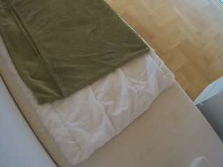 voyeurcam-julmodels-greybed-2