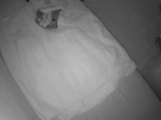 voyeurcam-julmodels-greybed-2