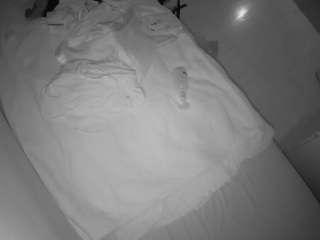 voyeurcam-julmodels-greybed-2
